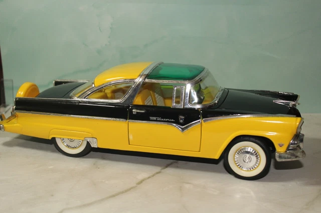 1:18 1955 FORD Fairlane Crown Victoria Die Cast Road Legends