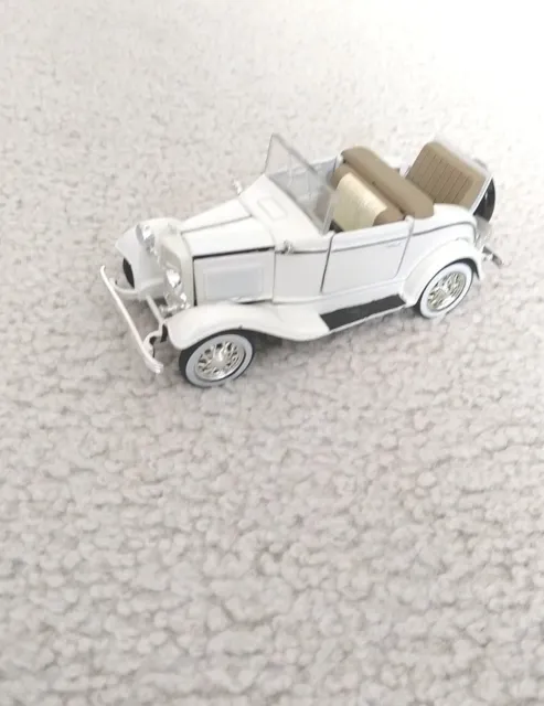 Motor Museum 1/32  1932 Ford Model 18 V-8 Cabriolet Diecast Convertible White