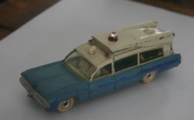 Dinky Toys - Ambulance Criterion Bleu - Miniature ancienne ( à restaurer )