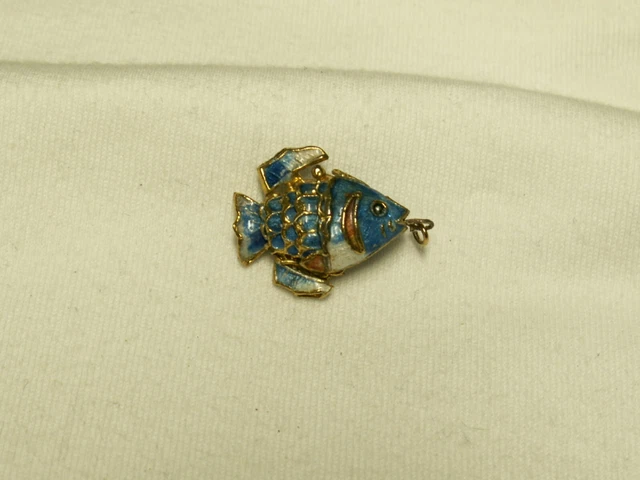 Vintage Petit Ton Doré, Émail Articulé Poisson Pendentif Ou Breloque