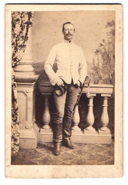 Fotografie Georg Märkl, Wien, Pfarrgasse 110, K. K. Soldat in Uniform mit Säbel