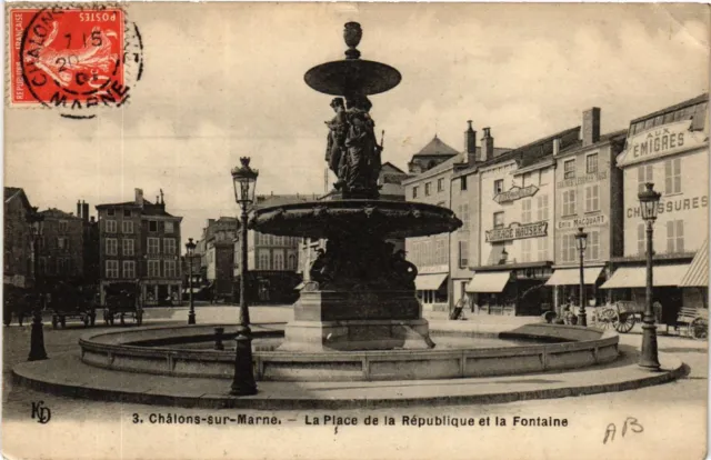 CPA CHALONS-sur-MARNE La Place de la Republique et la Fontaine (491020)