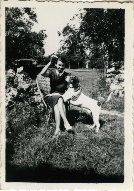 Photo Ancienne - Vintage Snapshot - Animal Chien Femme Dressage Mode Jardin -Dog