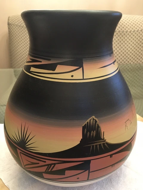 Navajo Art Pottery Vase Native American Signed 👌