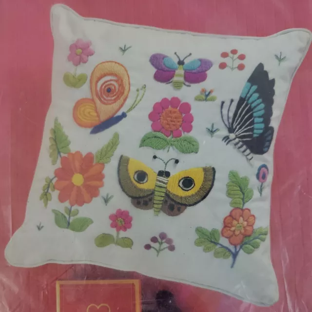 Kit de almohada de mariposa crewel floral Erica Wilson CM multicolor 14" cuadrado EVC