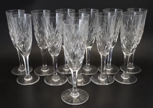 Lot 12 verres flûtes à Champagne en cristal de Saint Louis modèle Chantilly