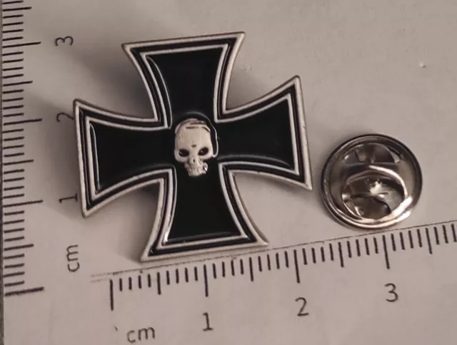 PIN/Anstecker Eisernes Kreuz Skull (Biker, Militaria)