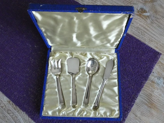 Service à dessert  en argent massif, poinçon MINERVE 1, 90 grammes d'argent.