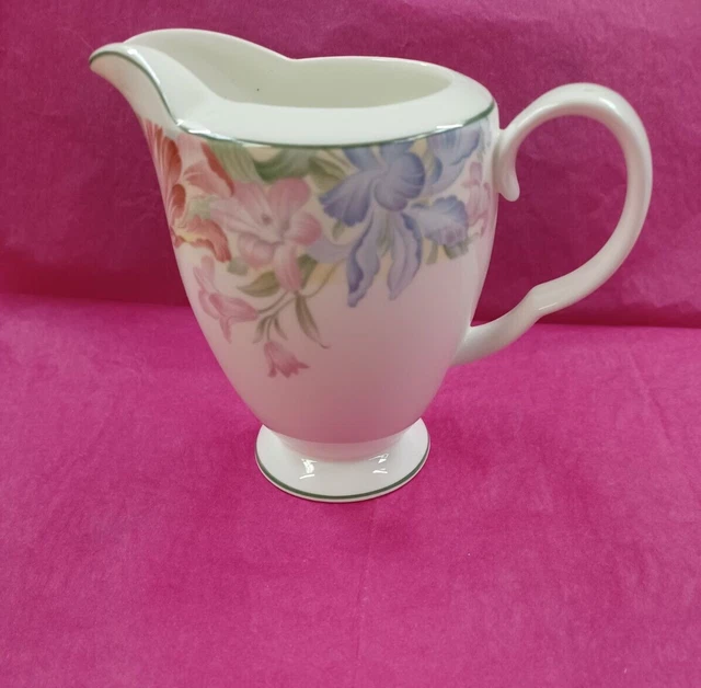 Brocca latte Royal Albert Fonteyn. Alto 4,5". In ottime condizioni