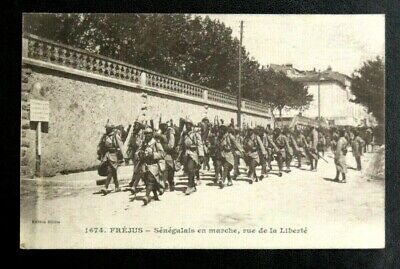 Cpa Militaire : Frejus - Senegalais En Marche Rue De La Liberte - 1917