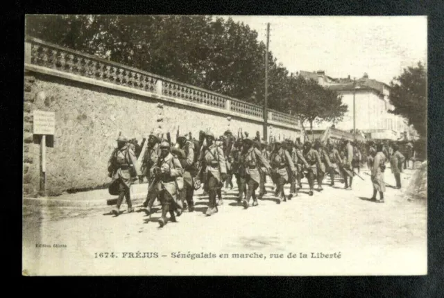 Cpa Militaire : Frejus - Senegalais En Marche Rue De La Liberte - 1917