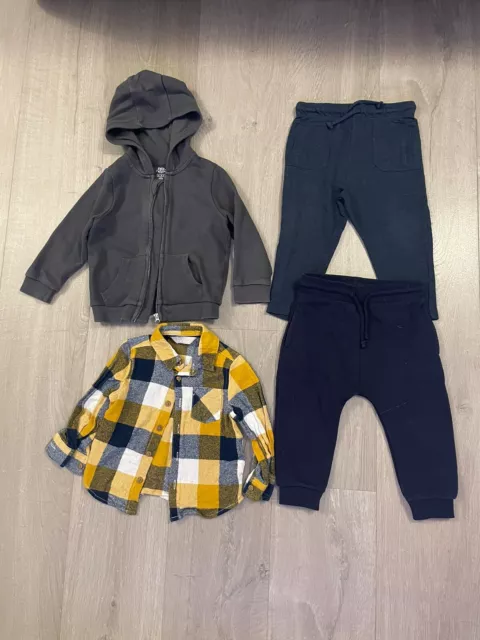 Felpa con cappuccio, camicia, pantaloni