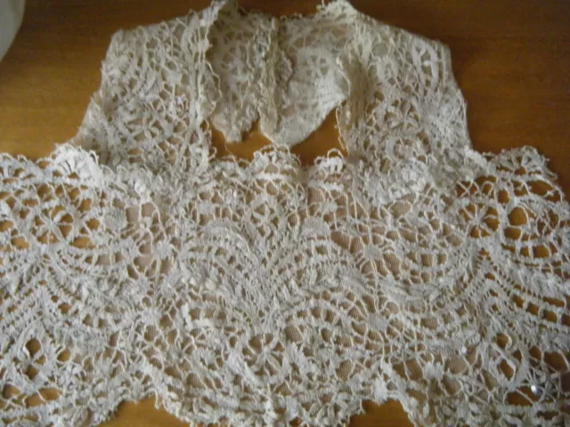 Antique Plastron Collar linen Bedfordshire h done bobbin lace from England 2