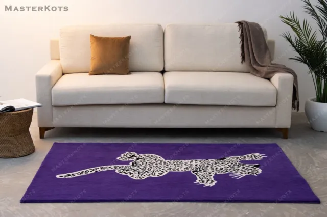 Climbing Leopard – Violetter, handgetufteter Teppich aus 100 % Wolle