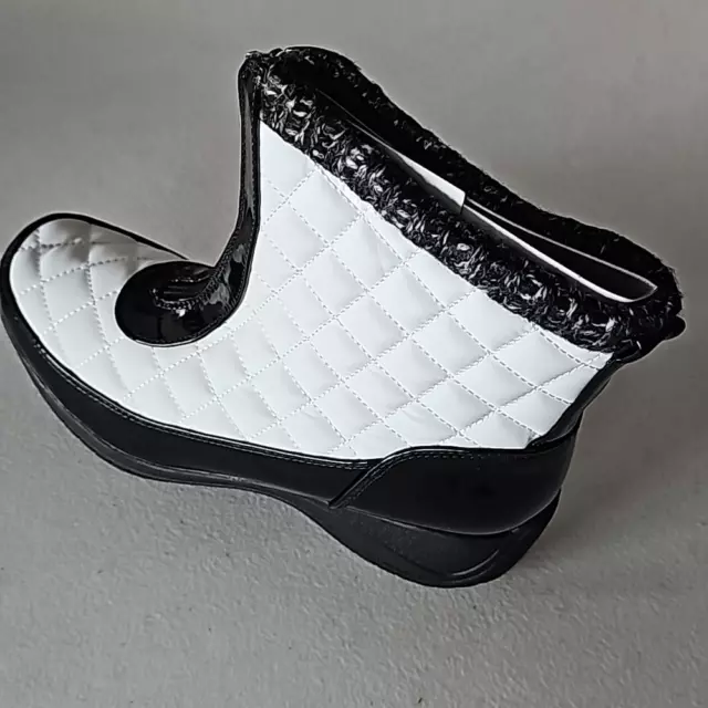 Nearly NIB Khombu Megan Boot in White/Black, Size 7.5