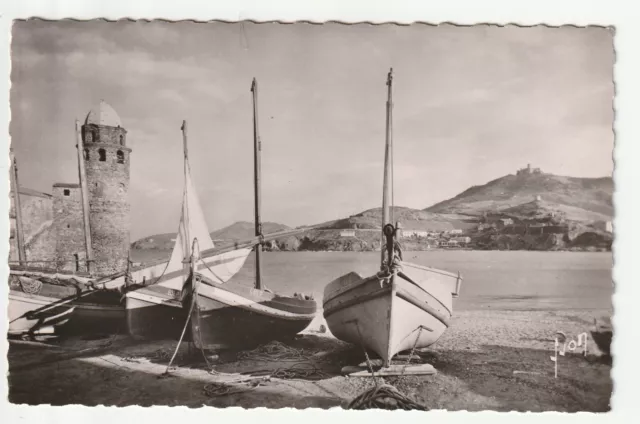 COLLIOURE - Pyrenées Orientales - CPA 66 - Barques pour la Peche et tour