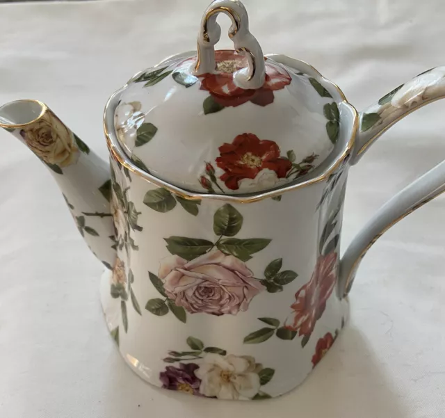 VINTAGE ROYAL DANUBE FLORAL TEA POT WITH GOLD TRIM 6” Great Condition VINTAGE ROYAL DANUBE FLORAL TEA POT WITH GOLD TRIM 6” Great Condition