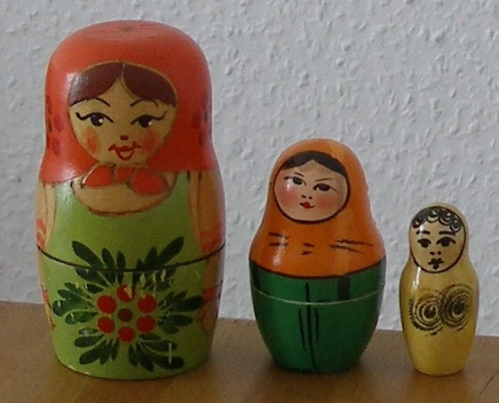Russische Matrjoschka, alte Matrioschka, Matroschka. Babuschka! 3 Holzpuppen