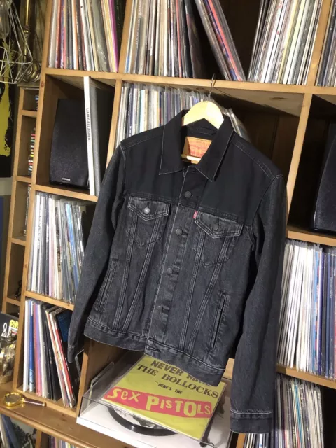 Men’s Levi’s Denim Trucker Jacket Black Excellent Condition Size small 2 Tone