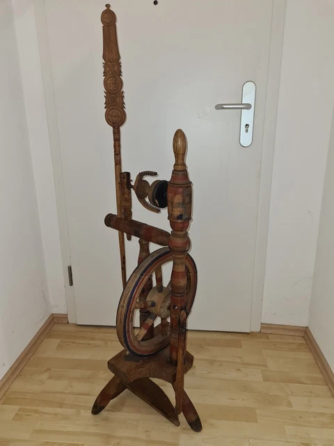 Sehr schönes und gut erhaltenes Spinnrad! Sehr dekorativ z.B. für Schaufenster 