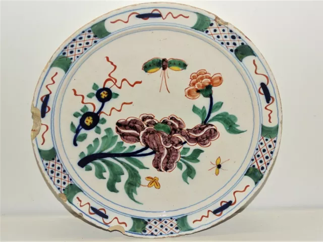 -ASSIETTE XVIIIe à décor de Fleurs et PAPILLONS fabrique à définir accidentée
