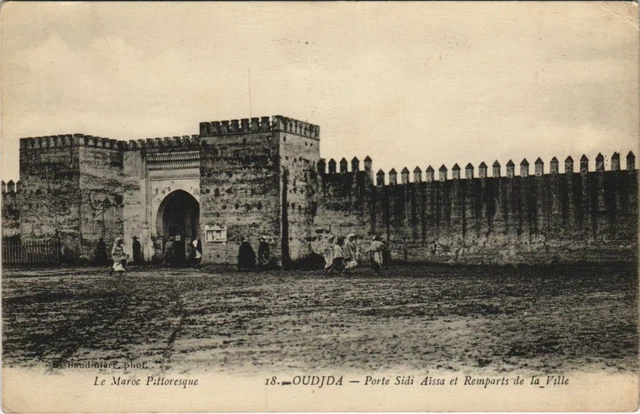 CPA AK OUDJDA Porte Sidi Aissa et remparts de la Ville MAROC (23731)