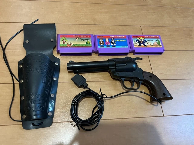 Nintendo Famicom WILD GUNMAN Controller and 3 Games and Holster