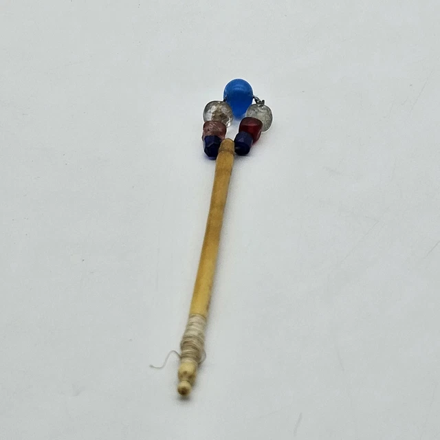 Antigua bobina para hacer encajes de hueso bovino con cuentas e hilo Muliticolor