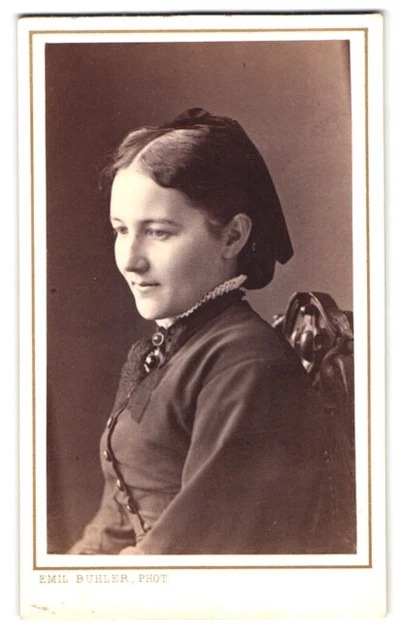Fotografie Emil Bühler, Mannheim, Ludwigs-Straße 34, Portrait junge Frau im Kle
