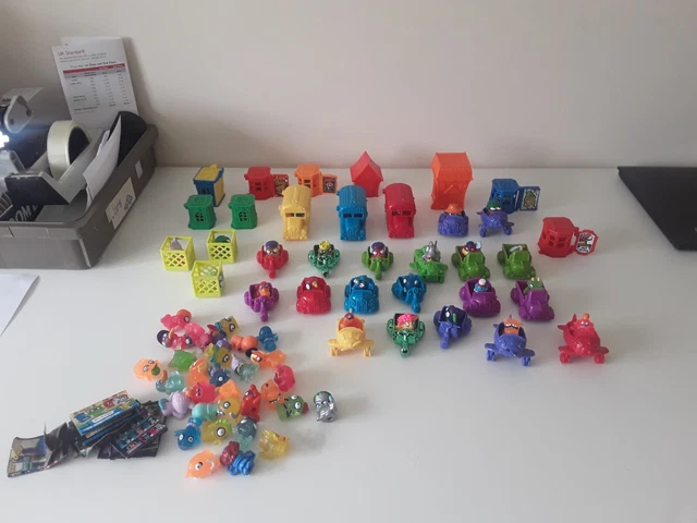 Grande pacchetto Zomlings - figure sciolte, veicoli ed edifici - buone condizioni.