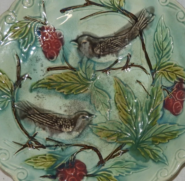 Assiette murale ancienne en barbotine (Numérotée) pour la maison pas