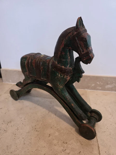 Jouet d'enfant ancien cheval en carton bouilli a roulettes