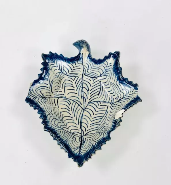 A Staffordshire 18th/19thc. pickle dish, decorated with a ribbed, leaf-pattern