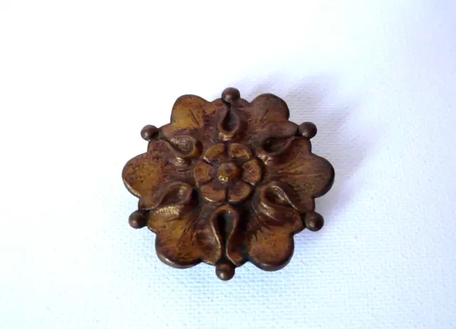 Ancien bouton en métal doré figurant une fleur