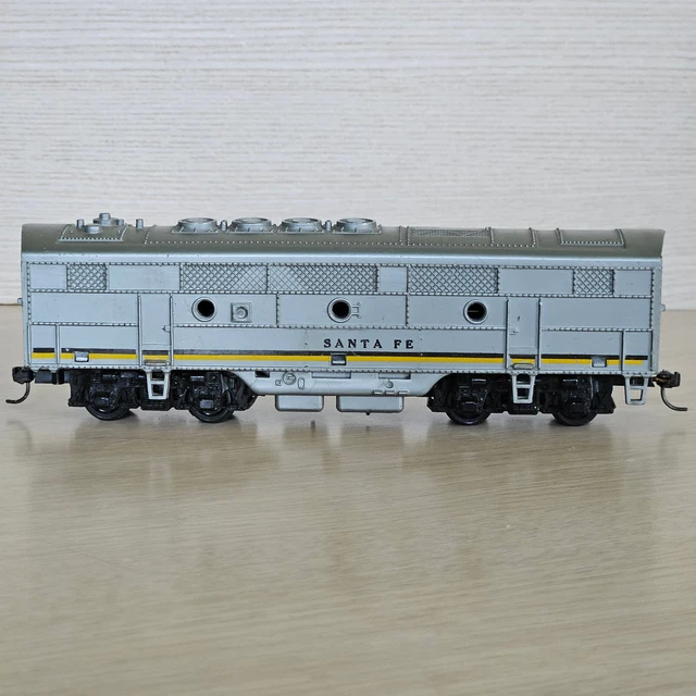 HO Scale Santa Fe B-Unit Dummy Locomotive Diesel Non-Powered Train Car