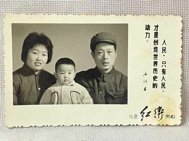 Orig. three-person family Photo Chairman Mao Quotation China Culture Revolution