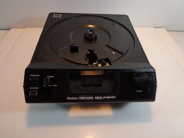 Proyector deslizante Kodak Carousel 4200 con estuche de transporte, control remoto, cable de alimentación, bandeja deslizante