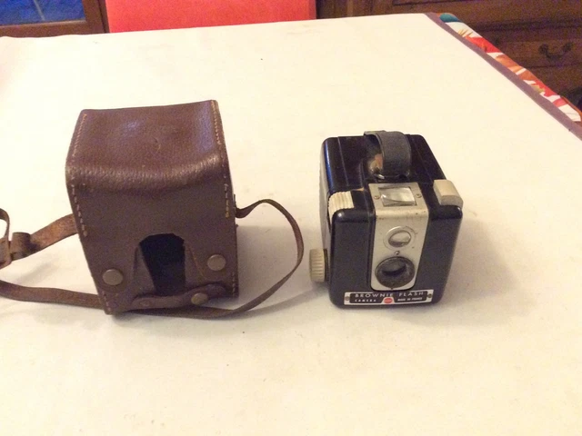 Appareil Photo Brownie Flash Kodak (made In France) – Objet De Collection Nostalgique