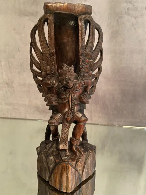 Sculpture en bois finement ciselé représentant la divinité Garuda Indonésie Bali
