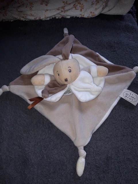 DP1 DOUDOU ET COMPAGNIE LA GRANDE RECRE LAPIN PLAT CREME MARRON 23/23CM Ttbe