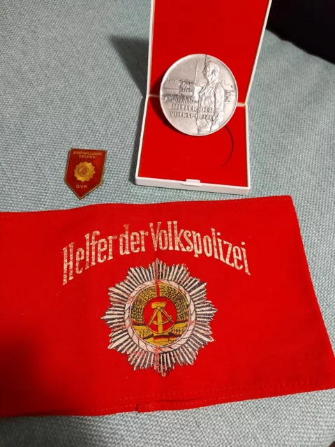 Original Armbinde, Abzeichen, Medaille 25 Jahre Helfer der DVP   DDR