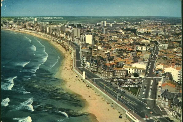 Carte Postale Ancienne les Sables d'Olonne la place du phare rouge et  ( 85 )