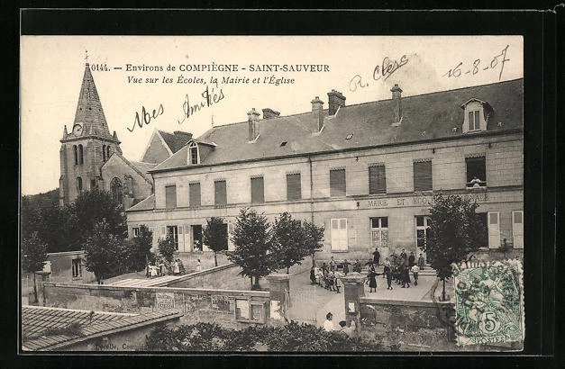 CPA Saint-Sauveur, Vue sur les Écoles, la Mairie et l´Eglise