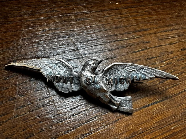 Ancienne Broche En Métal Argenté - Motif Retour Triomphal - Vintage