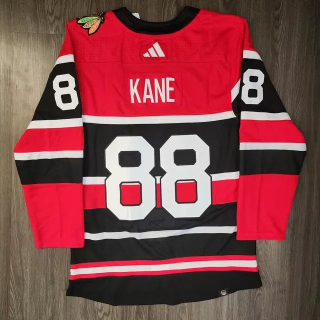 NHL on X: #ReverseRetro szn for the @nhlblackhawks has arrived. 👀 Chicago's  Reverse Retro 2022 jersey features a literal interpretation of Reverse  Retro: reversed placement of black and red colors from the