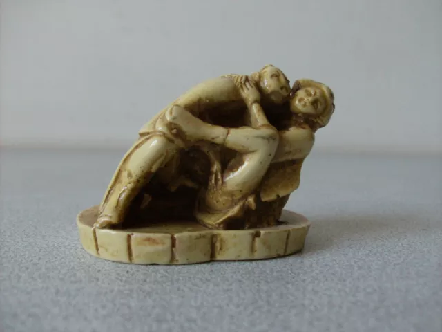 Ancienne figurine érotique couple asiatique position en résine de 6,5 cm