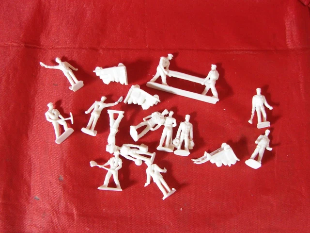 Lot 49 Figurines Et Accessoires HO/OO Pour Modélisme Ferroviaire - Personnages, Bancs, Lampadaires Peints