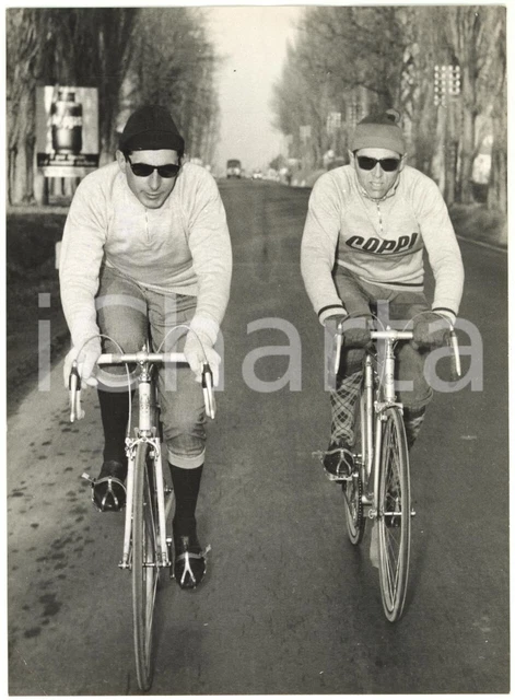 Foto vintage Ciclismo, Fausto Coppi firma un autografo, stampa 30 x 24 cm