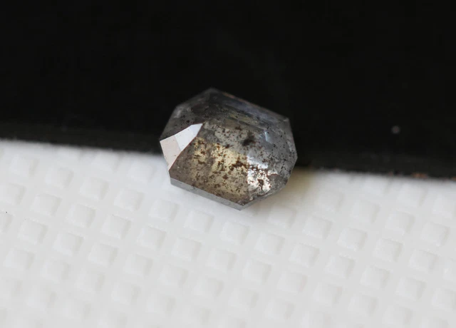 Diamant Brut Naturel 0.65 Ct - Forme Poire - Gris Sel & Poivre - Percé - Afrique Du Sud