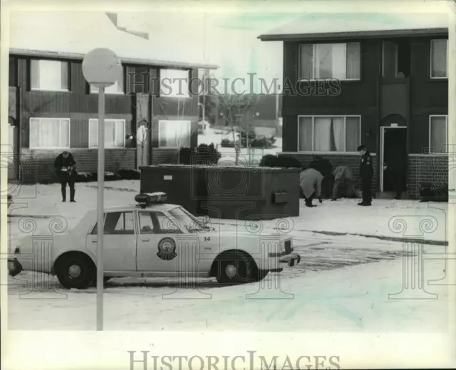 1982 Press Photo Milwaukee Officers searched area after police shot a man